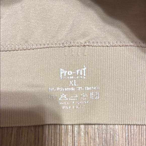 NWOT Pro-Fit Seamless Women's Beige Sports Bra with Knotted Strappy Back - Picture 2 of 3